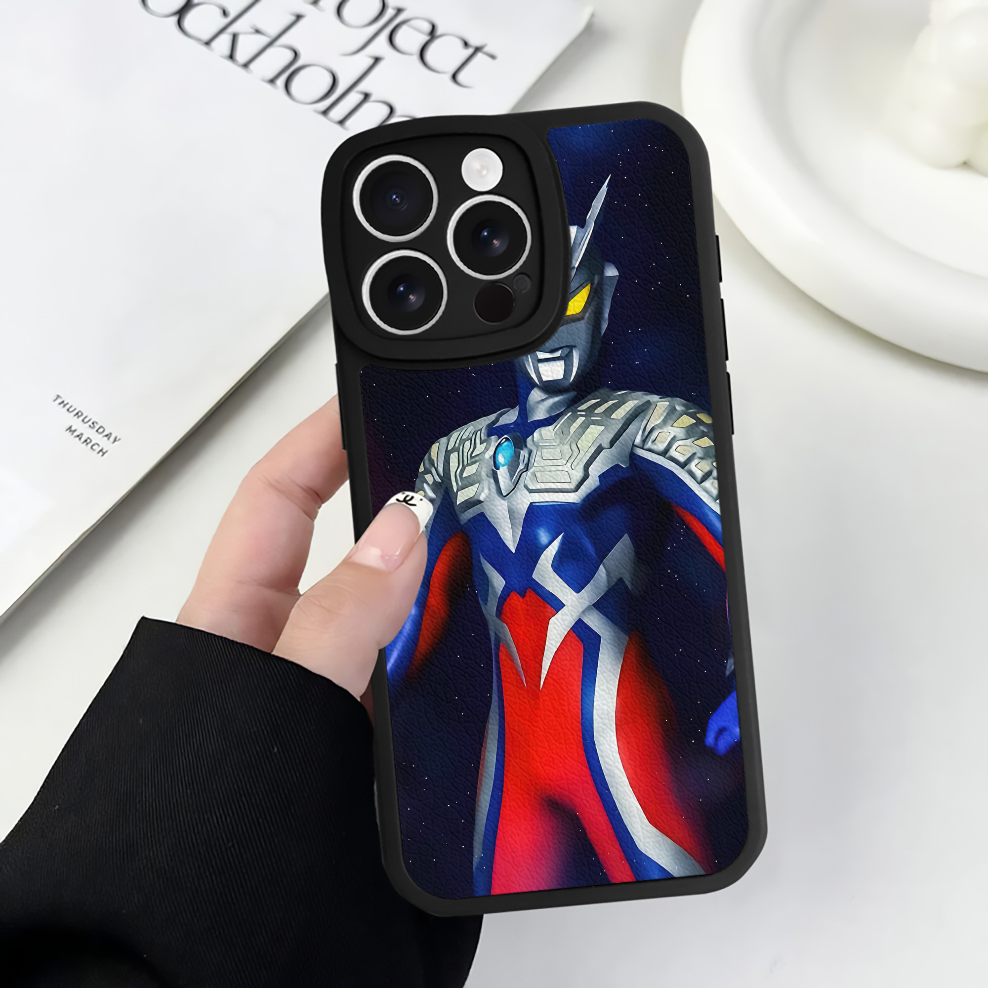 （画像用） ウルトラマン Ultraman 【iPhone 16シリーズ対応】シリコンスマホケース（レザー調） 材質：シリコン